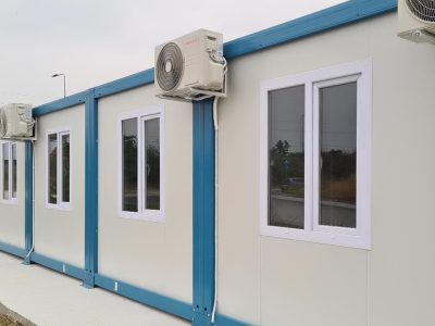 Modularni objekat površine 237 m², sastavljen od 14 kontejnera, smešten na lokaciji u Beogradu. Objekat uključuje sanitarni kontejner sa tri WC kabine, trpezariju, kancelarije i salu za sastanke. Fleksibilan i funkcionalan dizajn ovog modularnog kompleksa omogućava različite primene, prilagođene potrebama korisnika.