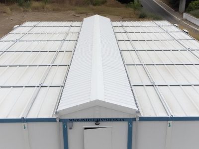 Modularni objekat površine 237 m², sastavljen od 14 kontejnera, smešten na lokaciji u Beogradu. Objekat uključuje sanitarni kontejner sa tri WC kabine, trpezariju, kancelarije i salu za sastanke. Fleksibilan i funkcionalan dizajn ovog modularnog kompleksa omogućava različite primene, prilagođene potrebama korisnika.