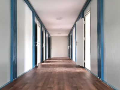 Modularni objekat površine 237 m², sastavljen od 14 kontejnera, smešten na lokaciji u Beogradu. Objekat uključuje sanitarni kontejner sa tri WC kabine, trpezariju, kancelarije i salu za sastanke. Fleksibilan i funkcionalan dizajn ovog modularnog kompleksa omogućava različite primene, prilagođene potrebama korisnika.