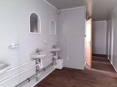 Modularni objekat površine 237 m², sastavljen od 14 kontejnera, smešten na lokaciji u Beogradu. Objekat uključuje sanitarni kontejner sa tri WC kabine, trpezariju, kancelarije i salu za sastanke. Fleksibilan i funkcionalan dizajn ovog modularnog kompleksa omogućava različite primene, prilagođene potrebama korisnika.