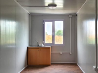 Modularni objekat površine 237 m², sastavljen od 14 kontejnera, smešten na lokaciji u Beogradu. Objekat uključuje sanitarni kontejner sa tri WC kabine, trpezariju, kancelarije i salu za sastanke. Fleksibilan i funkcionalan dizajn ovog modularnog kompleksa omogućava različite primene, prilagođene potrebama korisnika.